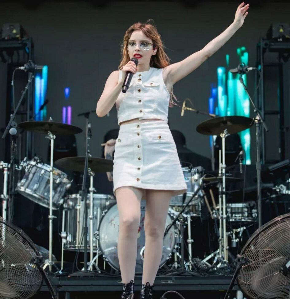 Lauren Mayberry desnuda #108504707