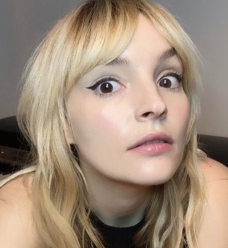 Lauren Mayberry nackt #108504711