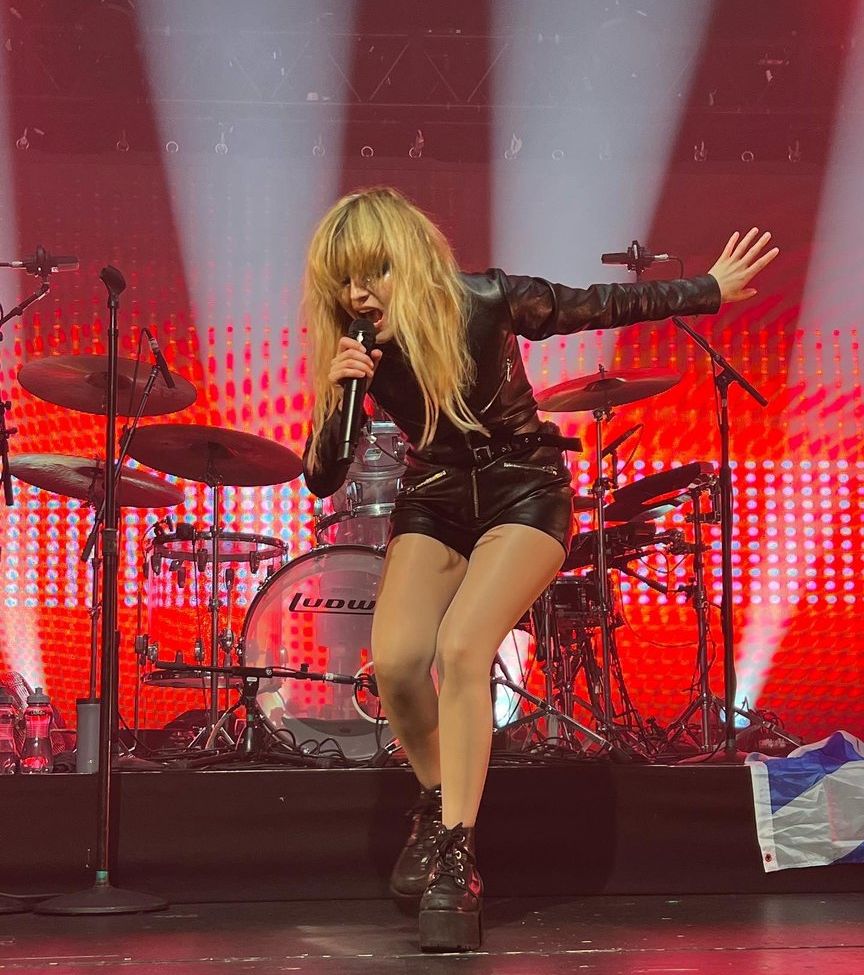 Lauren Mayberry nackt #108504727