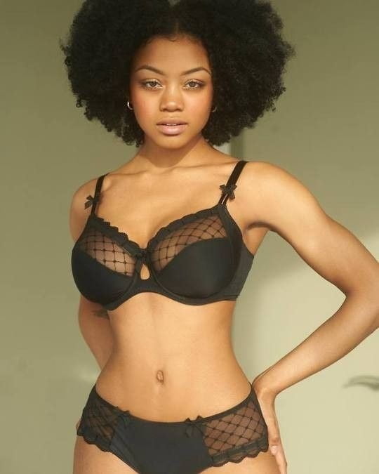 Ebony beauty #101280773