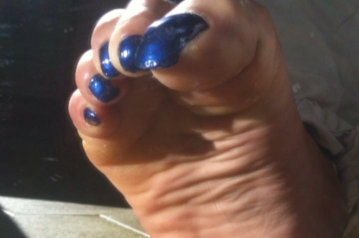 Uñas de los pies azules bajo los rayos del sol
 #106845600