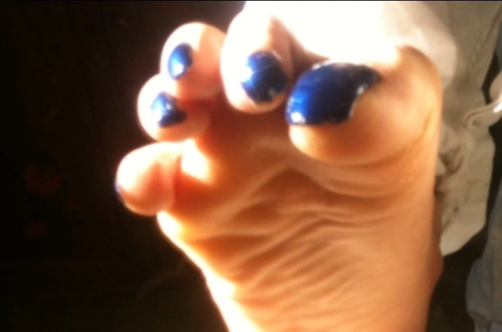 Uñas de los pies azules bajo los rayos del sol
 #106845651