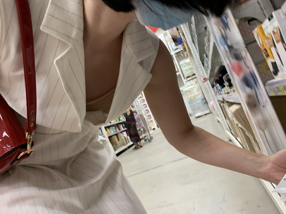 ショッピングモールでの熟女のアップスカート
 #93418906