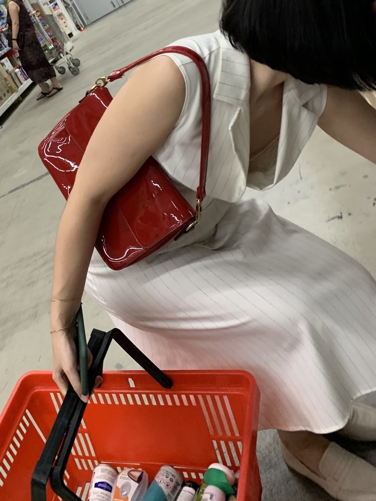 ショッピングモールでの熟女のアップスカート
 #93418918