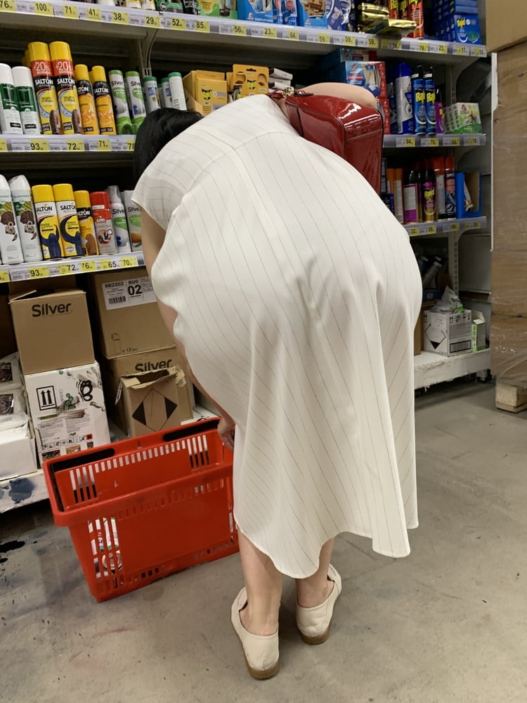 ショッピングモールでの熟女のアップスカート
 #93418929