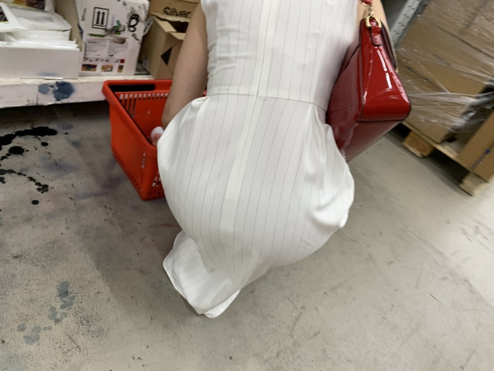 ショッピングモールでの熟女のアップスカート
 #93418932