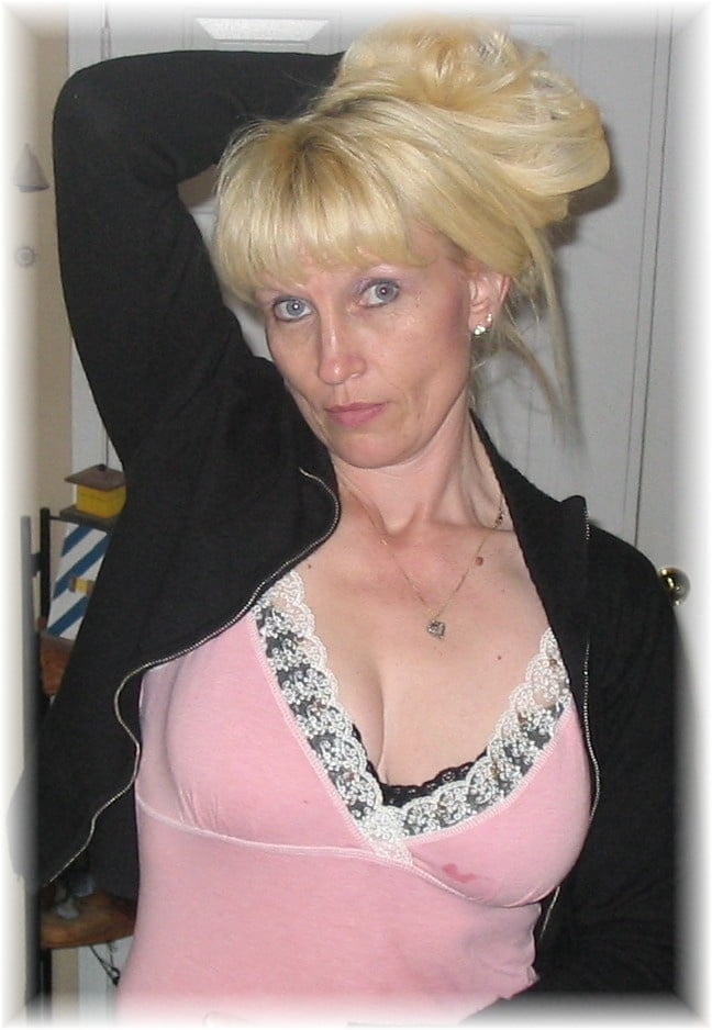 Schöne blonde Frau
 #102033918