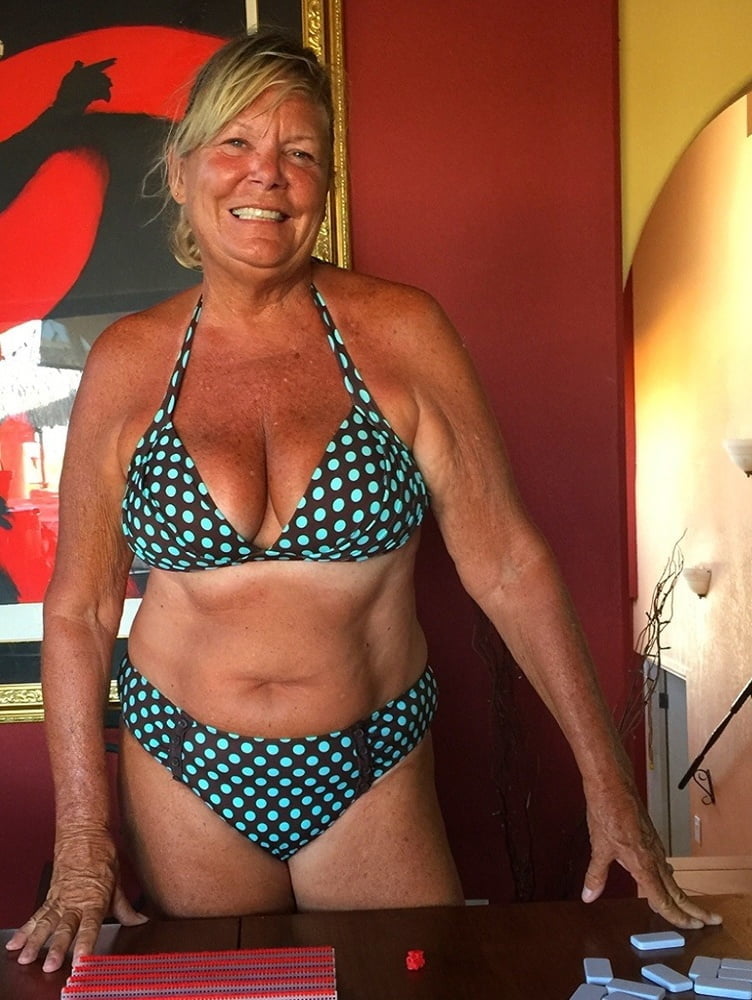 Donne mature in bikini
 #93110857