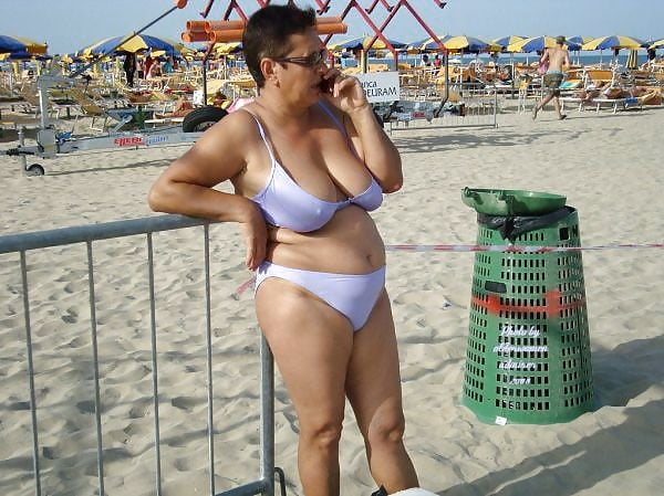 Mujeres maduras en bikini
 #93111061