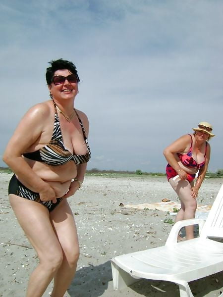 Mujeres maduras en bikini
 #93111074