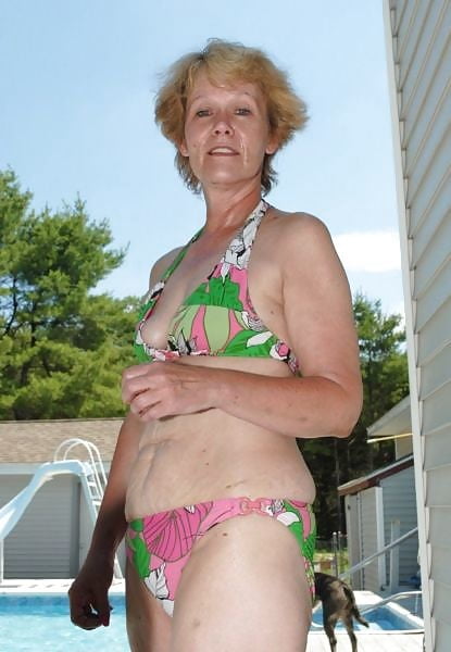 Mujeres maduras en bikini
 #93111087