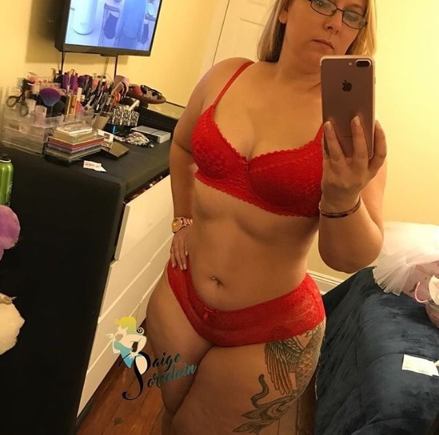 Caderas anchas de las mujeres 318
 #105173159