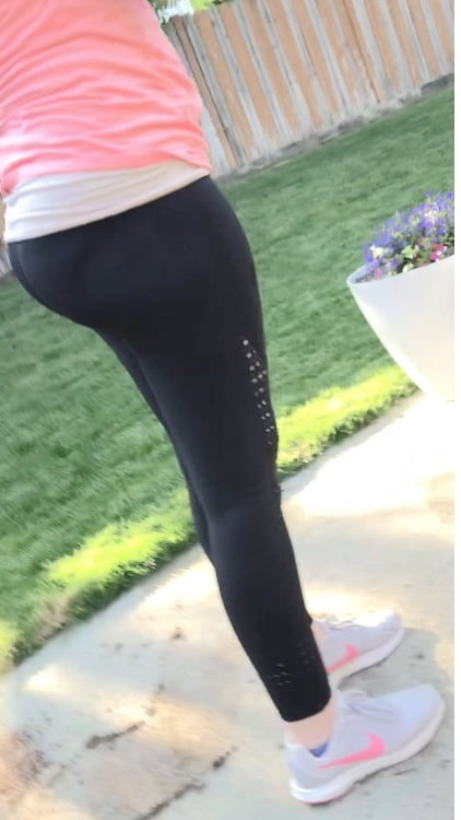 Femme dans son pantalon de gym avec des photos de la culotte qu'elle portait !
 #95038734