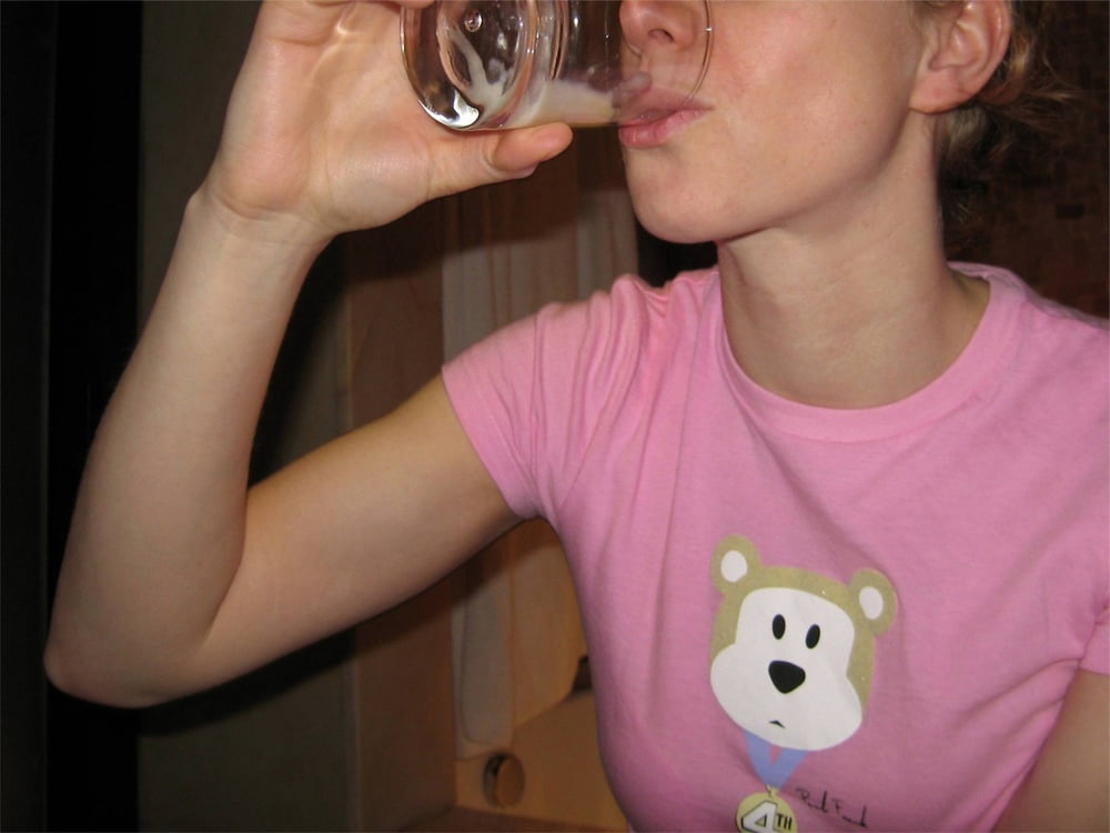 Linda chica bebiendo vaso de semen
 #95374494