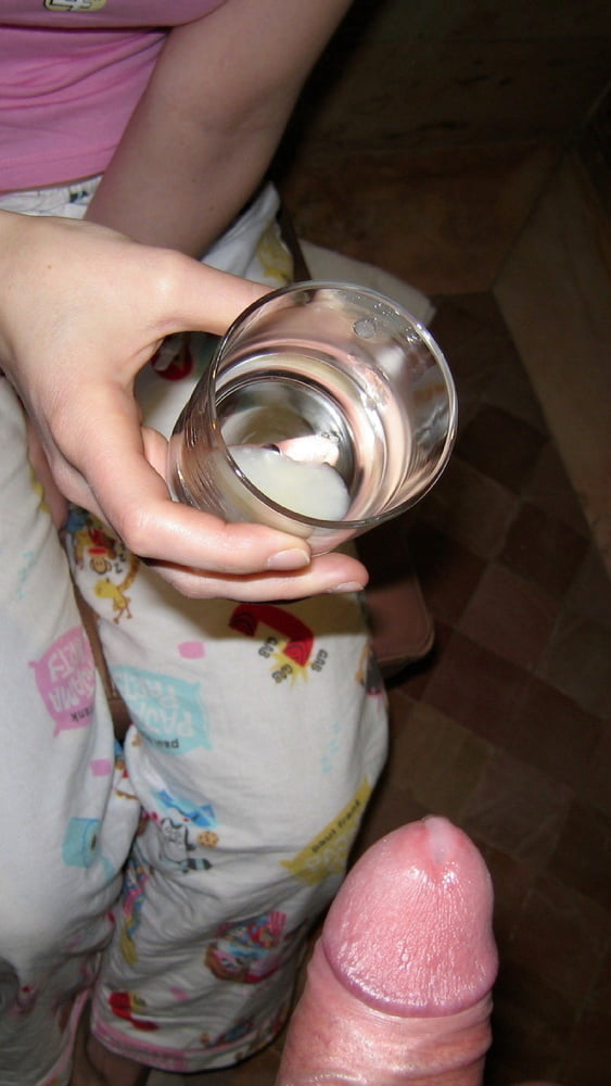 Linda chica bebiendo vaso de semen
 #95374498