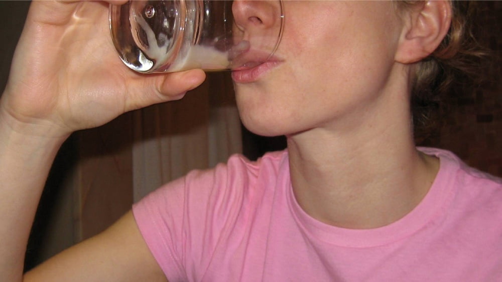 Linda chica bebiendo vaso de semen
 #95374502