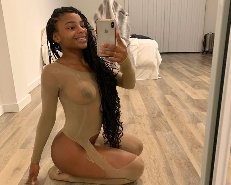 Femme noire vue à travers 26
 #81362701