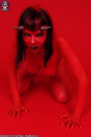 Devil est excité et aime le plaisir lesbien
 #100394025