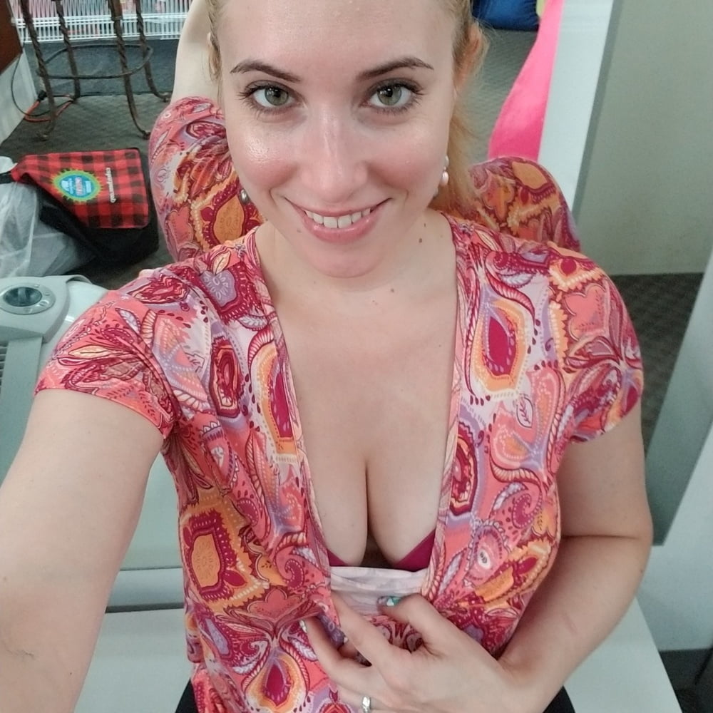 Huge Tits And Curvy Ass On Slutty Laundromat MILF #89747572