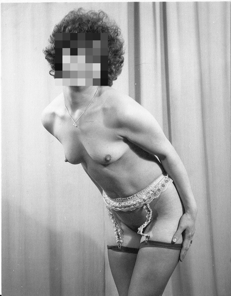 Ma femme pose pour un club photo local dans les années 1970.
 #96718378