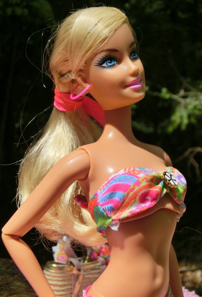 11 barbie che prende il sole (bambola)
 #90606134