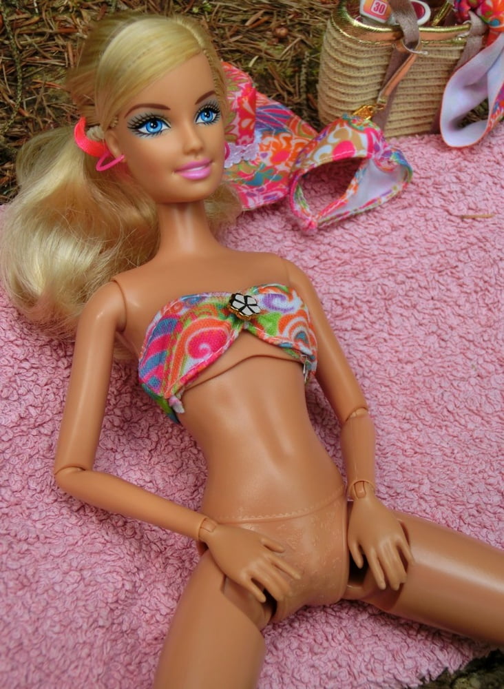 11 barbie che prende il sole (bambola)
 #90606172