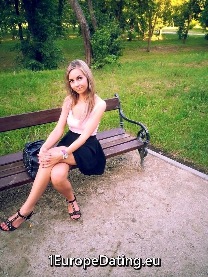 公園のベンチに座るセクシーな女の子
 #94527479