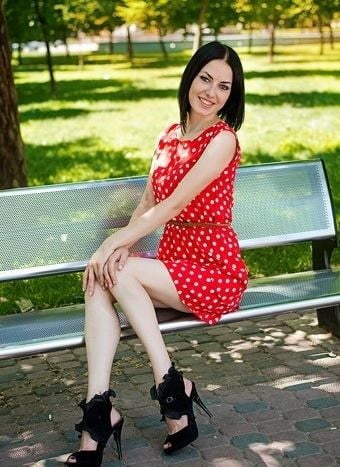 公園のベンチに座るセクシーな女の子
 #94527497