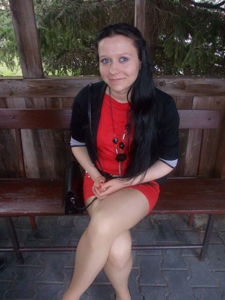 公園のベンチに座るセクシーな女の子
 #94527499