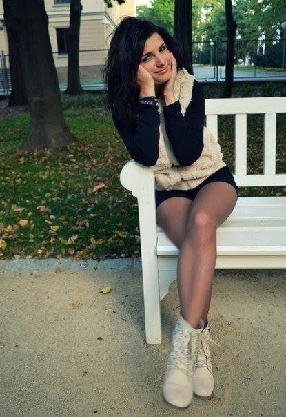 公園のベンチに座るセクシーな女の子
 #94527525