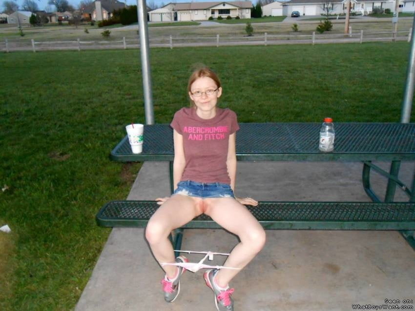 公園のベンチに座るセクシーな女の子
 #94527621