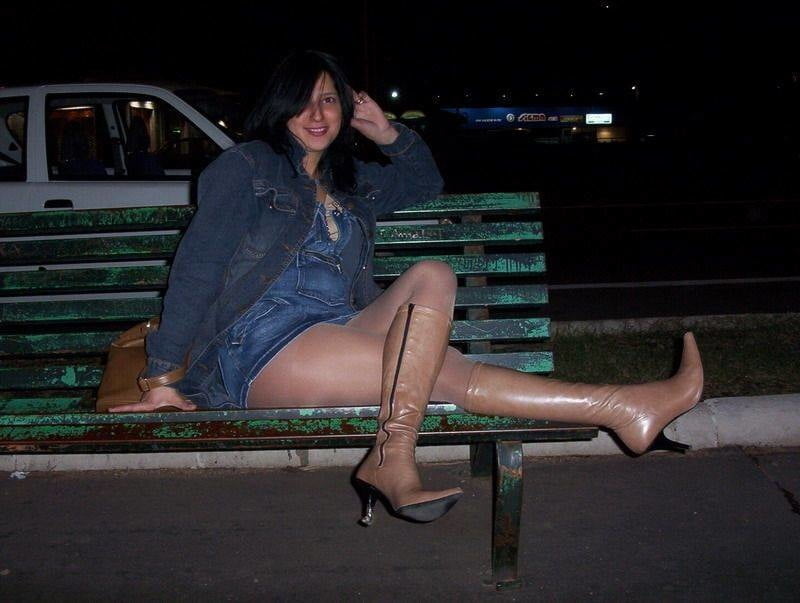 Sexy Mädchen auf Parkbänken
 #94527770