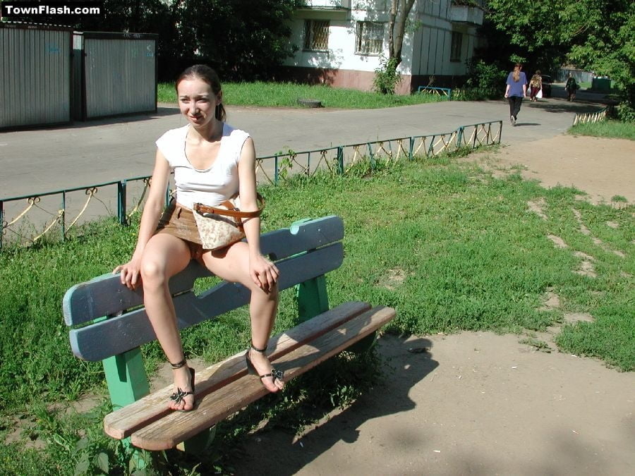 公園のベンチに座るセクシーな女の子
 #94527792