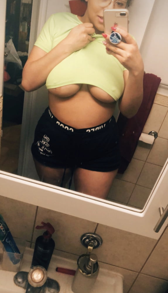Pechugona mostrando tetas #80904627