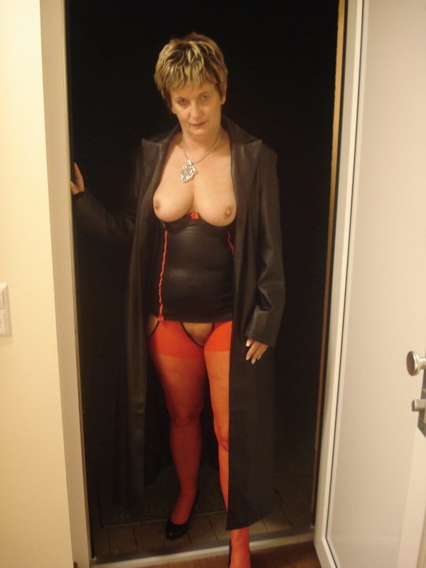 Mamie chaude posant dans de la lingerie sexy rouge et noire.
 #87674697