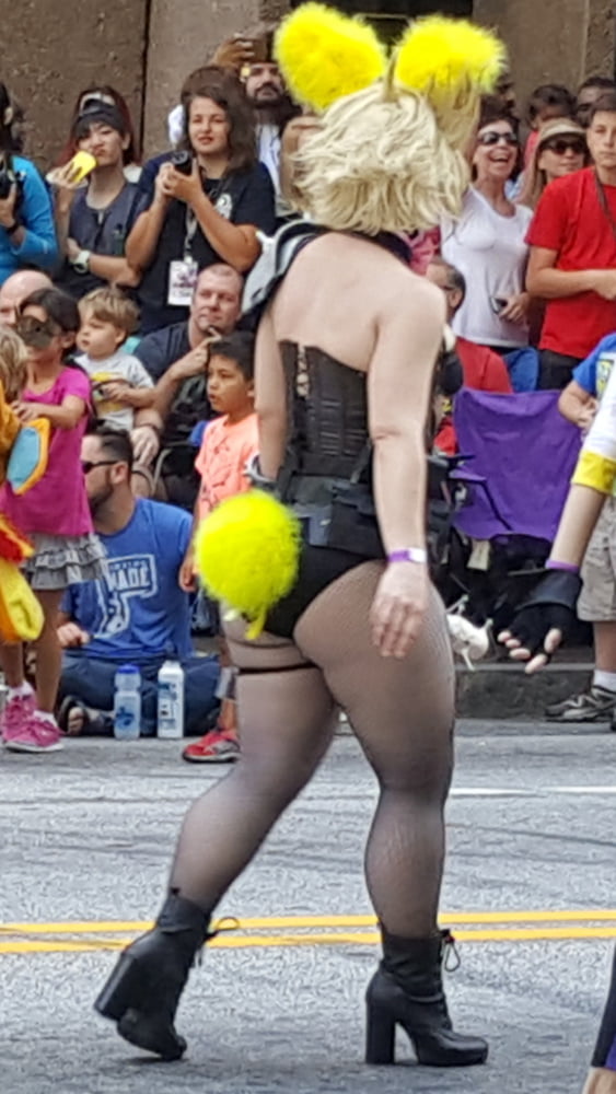 Voyeur-Bilder von Frauen bei der Dragon-Con-Parade - Titten und As
 #104702052