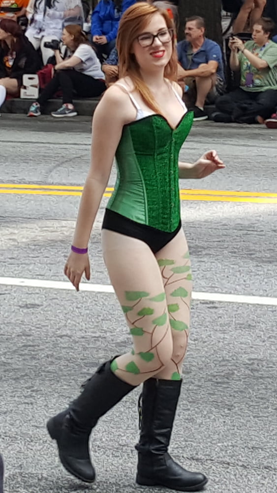 Voyeur-Bilder von Frauen bei der Dragon-Con-Parade - Titten und As
 #104702073