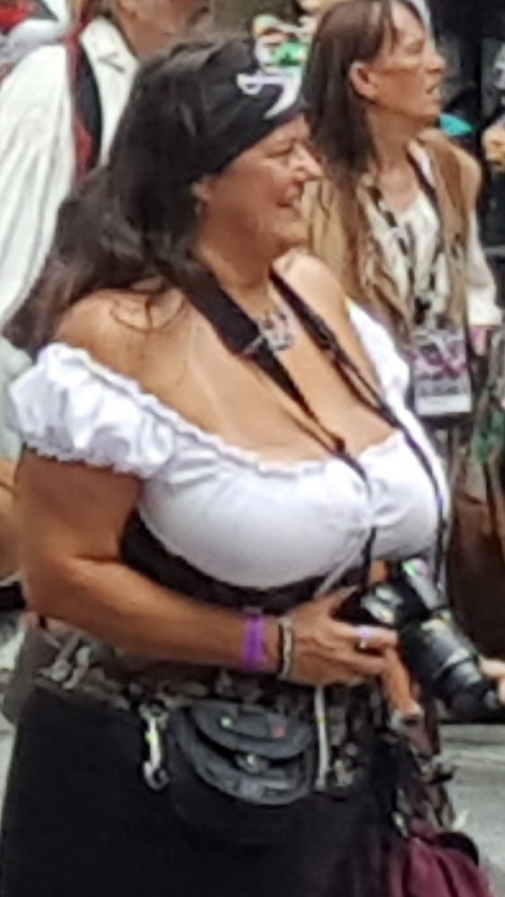 Voyeur-Bilder von Frauen bei der Dragon-Con-Parade - Titten und As
 #104702088