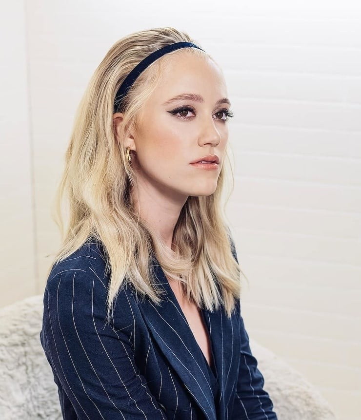 Maika monroe can be my guest anytime!
 #92364471