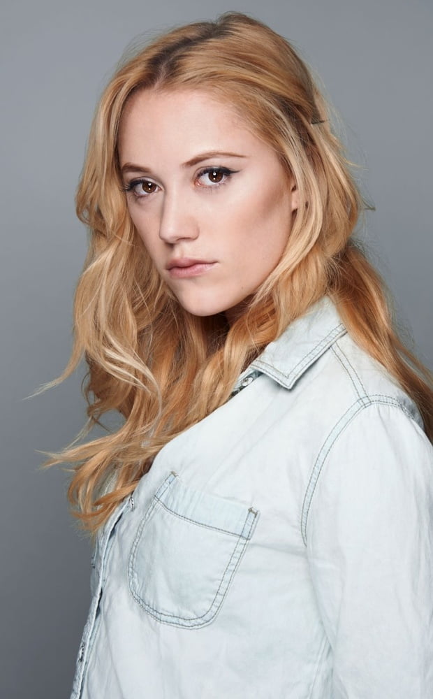 Maika monroe can be my guest anytime!
 #92364537