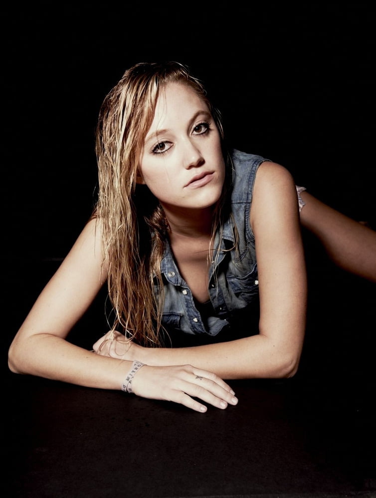 Maika monroe can be my guest anytime!
 #92364626