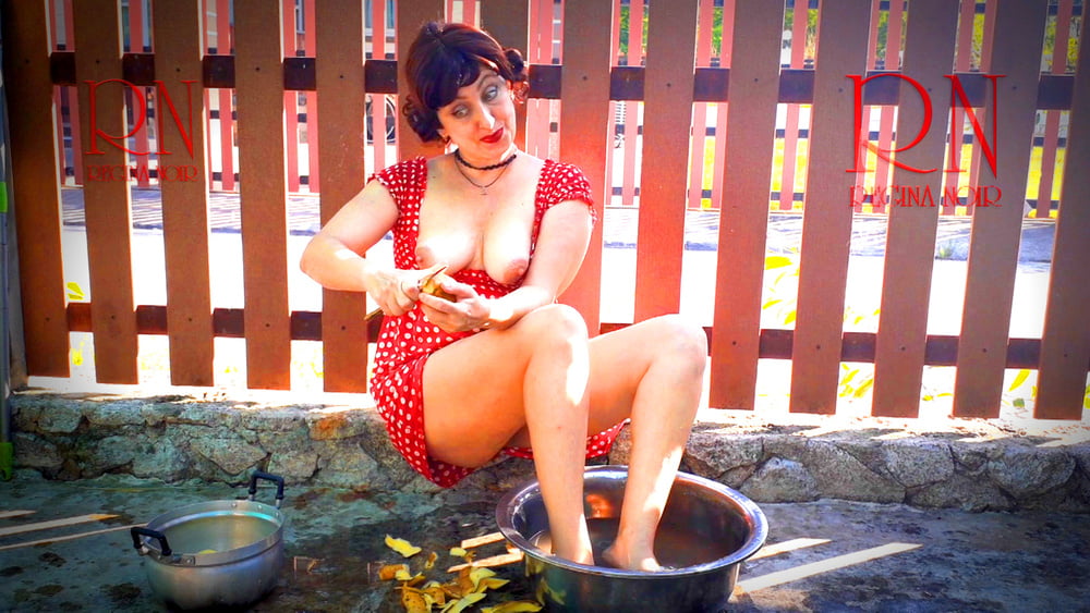 Criada retro prepara las patatas para la cena. rendimiento de la vendimia
 #106580472