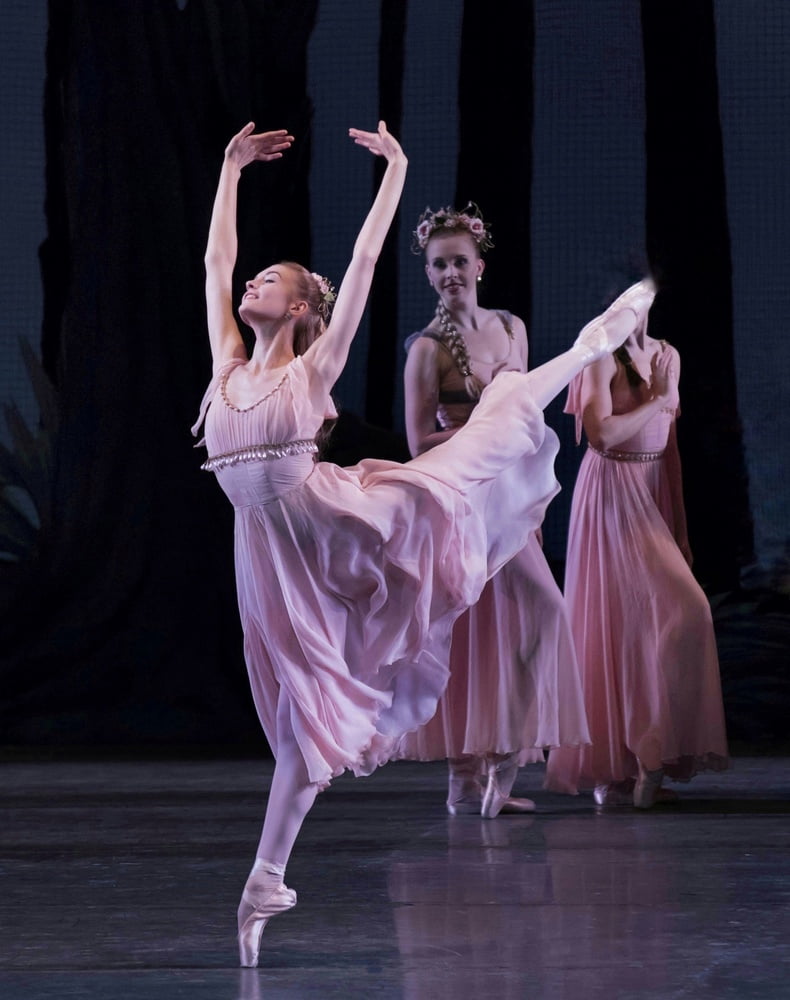 Ballerinas
 #94465586