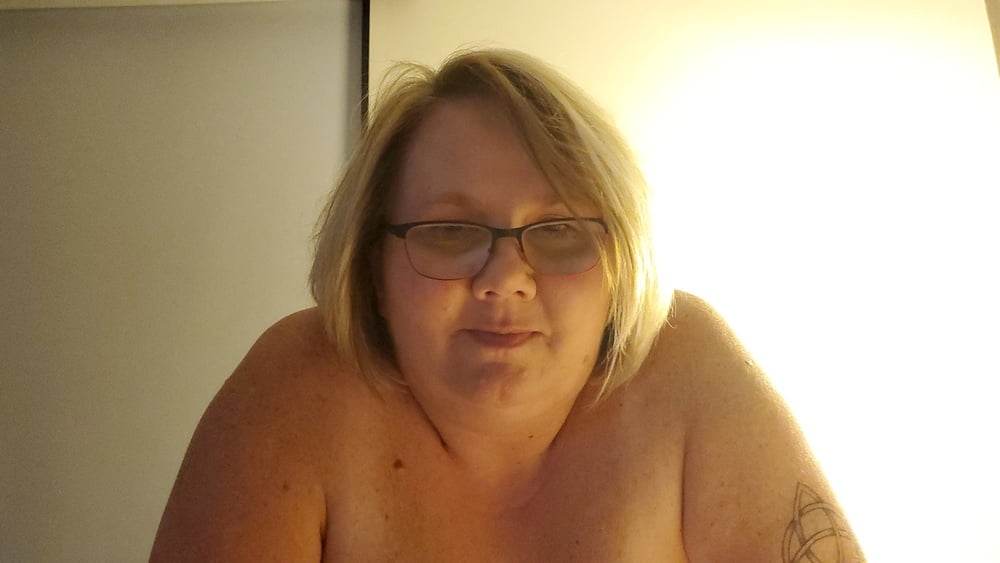 Bbw busty wench jugando con sus tetas y un poco de chupar
 #80964288