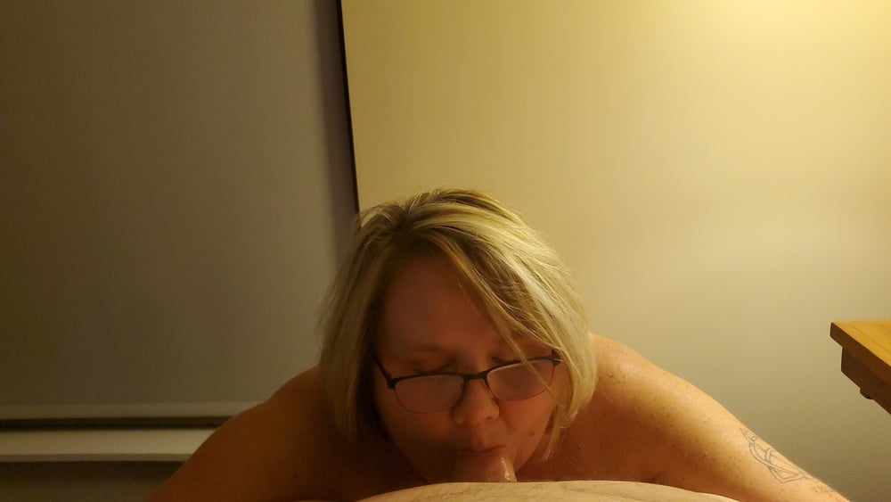 Bbw busty wench jugando con sus tetas y un poco de chupar
 #80964291