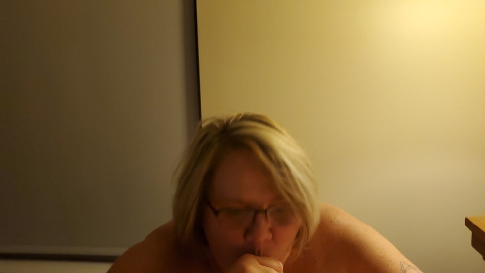 Bbw vollbusige wench spielen mit ihren Titten und ein wenig saugen
 #80964303