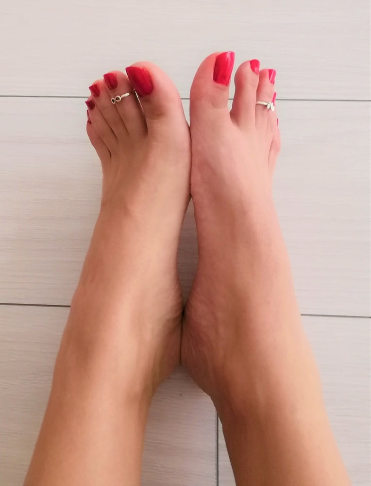 Red toes #107304013