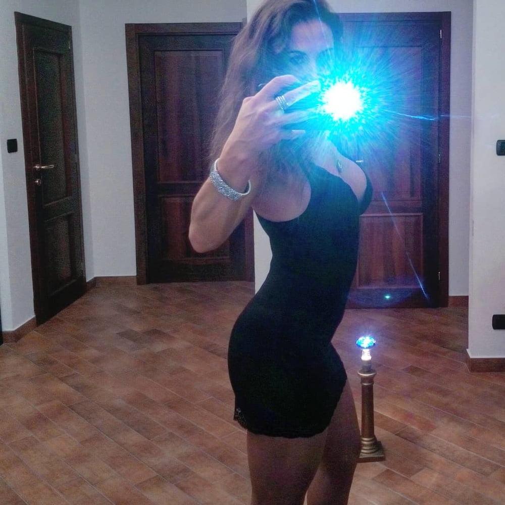 Caliente puta anal mostrando sus trajes sexy con medias
 #88677286