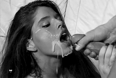 Sexo y desnudez
 #103339982