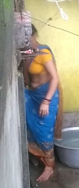 Hot bhabi looks horny in saree
 #81067291